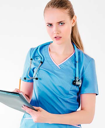 Молодая женщина врач в синем халате и планшетом в руках